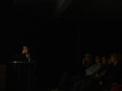 Lili Hartwig und Publikum, Vortrag zur Poetik des Videoremix